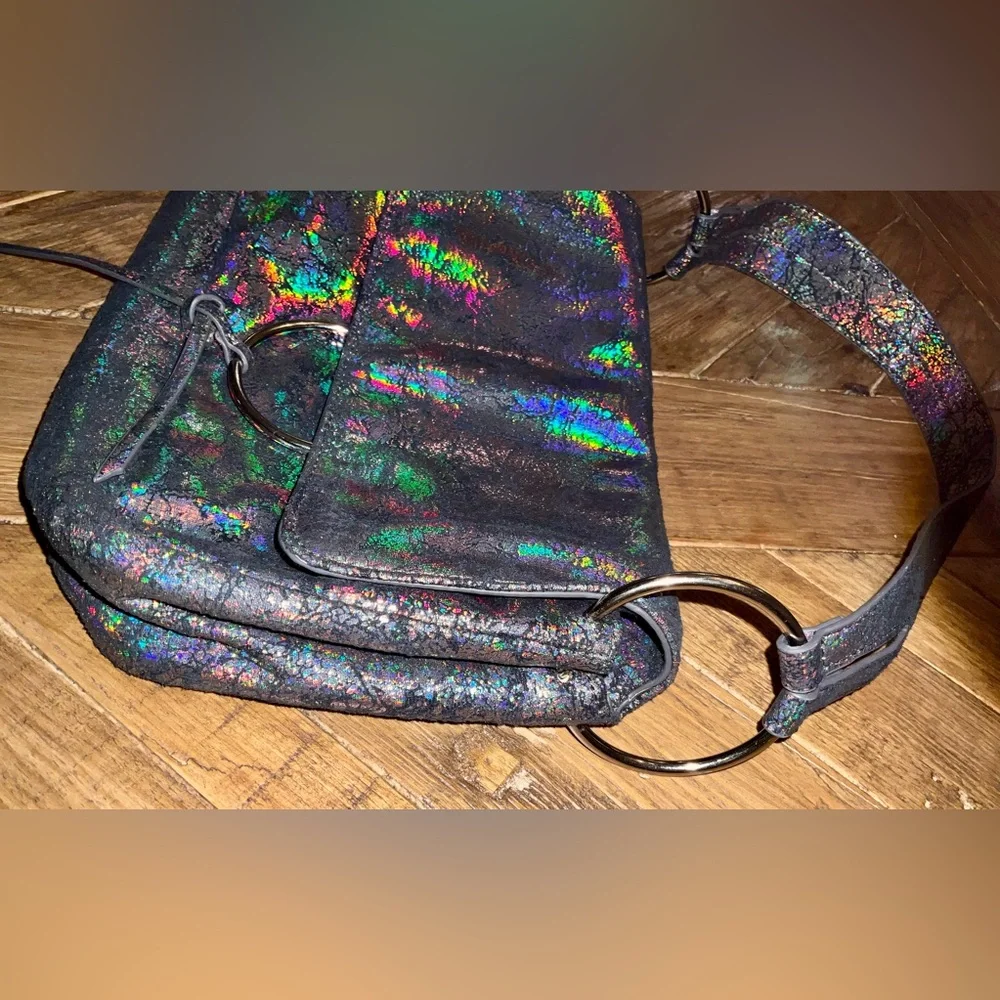 Urban Outfitters oil slick crackled print shoulder bag with silver rings - nwot - Picture 4 of 9